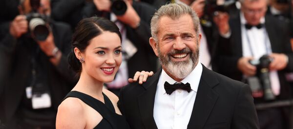 Актер Мэл Гибсон с подругой актрисой и сценаристом Розалинд Росс Актер Мэл Гибсон с подругой актрисой и сценаристом Розалинд Росс - Sputnik Армения