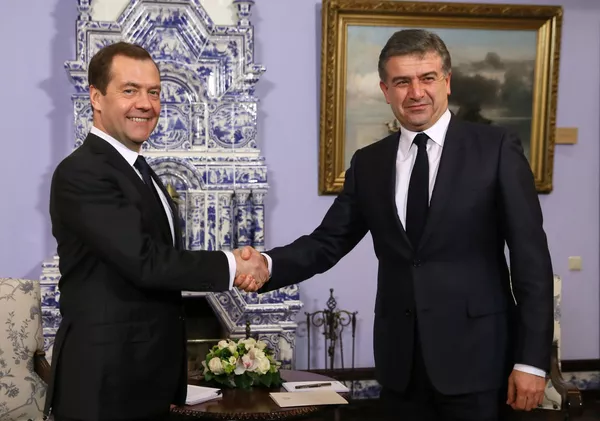 Премьер-министр РФ Д. Медведев встретился с премьер-министром РФ Армении К. Карапетяном Премьер-министр РФ Д. Медведев встретился с премьер-министром РФ Армении К. Карапетяном - Sputnik Армения