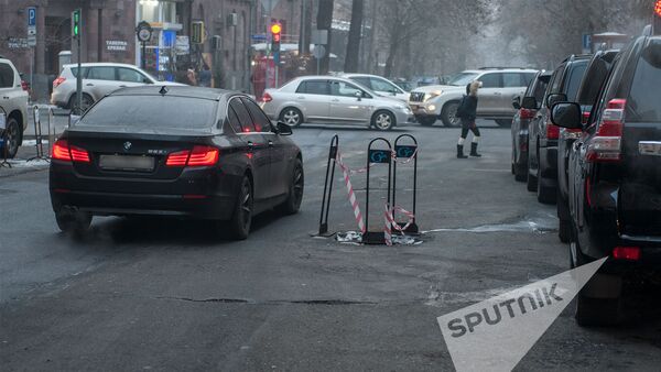 Яма на проезжей части одной из улиц Еревана в центре Еревана - Sputnik Արմենիա