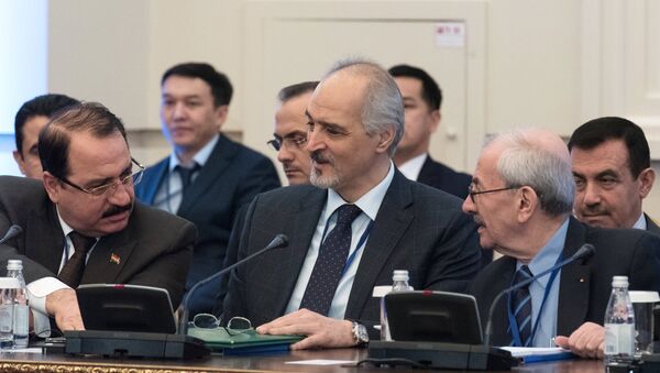 Постоянный представитель Сирии при ООН и глава делегации правительства Сирии Башар аль-Джафари (в центре) - Sputnik Армения