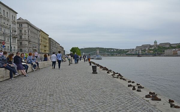 Мемориал жертвам Холокоста Туфли на набережной Дуная в Будапеште, Венгрия - Sputnik Армения