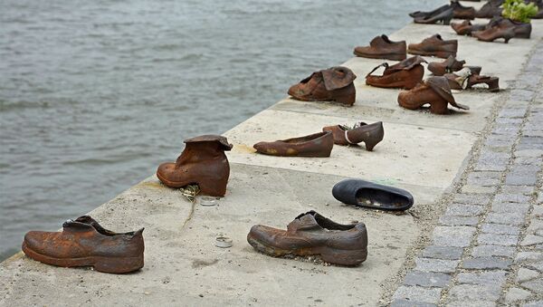 Мемориал жертвам Холокоста Туфли на набережной Дуная в Будапеште, Венгрия - Sputnik Արմենիա