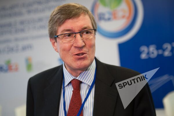 Мигель Арарас на Инвестфоруме по солнечной энергетике Мигель Арарас на Инвестфоруме по солнечной энергетике - Sputnik Армения