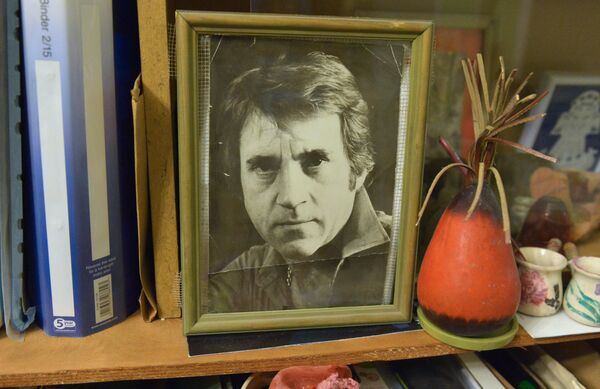 В мастерской Высоцкой, где когда-то выступал легендарный бард, хранится его фото - Sputnik Армения