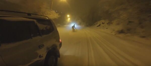 Экстремалы на лыжах прокатились по улицам Еревана Экстремалы на лыжах прокатились по улицам Еревана - Sputnik Армения