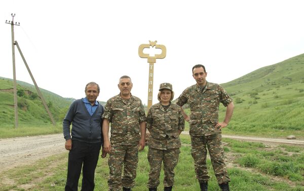 Визиты солдатов ДОСААФ и Аркадия Тер-Тадевосяна в карабахские позиции - Sputnik Армения
