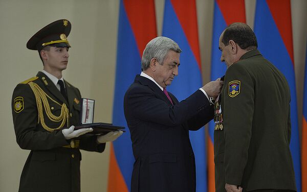 ՀՀ նախագահ, զինված ուժերի գերագույն գլխավոր հրամանատար Սերժ Սարգսյանը պարգևատրեց խիզախություն ու անմնացորդ նվիրում ցուցաբերած զինծառայողներին: - Sputnik Արմենիա