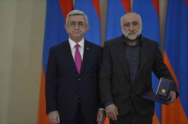 В связи с 25-летней годовщиной создания Армянской армии Президент РА Серж Саргсян наградил почти две сотни военнослужащих и ополченцев высшими наградами РА, орденами и медалями и присвоил также высокие воинские звания. Меликсет Манукян  - Sputnik Армения