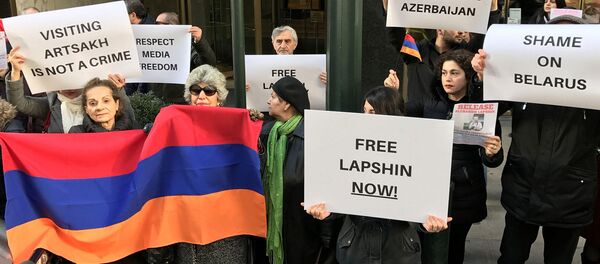 Протесты армянской общины Америки против экстрадиции блогера Лапшина у консульства Беларуси в Нью Йорке Протесты армянской общины Америки против экстрадиции блогера Лапшина у консульства Беларуси в Нью Йорке - Sputnik Արմենիա