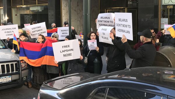 Протесты армянской общины Америки против экстрадиции блогера Лапшина у консульства Беларуси в Нью Йорке - Sputnik Армения