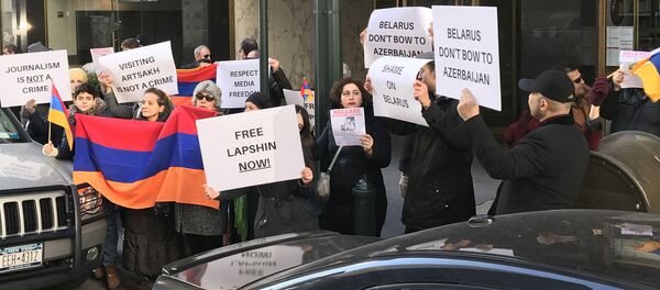 Протесты армянской общины Америки против экстрадиции блогера Лапшина у консульства Беларуси в Нью Йорке Протесты армянской общины Америки против экстрадиции блогера Лапшина у консульства Беларуси в Нью Йорке - Sputnik Армения