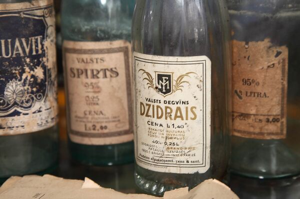 Бутылки рижской водки, которую выпускал завод А. Вольфшмидт - Sputnik Армения