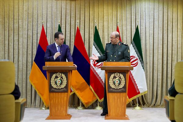 Официальный визит Министра обороны РА Вигена Саргсяна в Иран Официальный визит Министра обороны РА Вигена Саргсяна в Иран - Sputnik Արմենիա