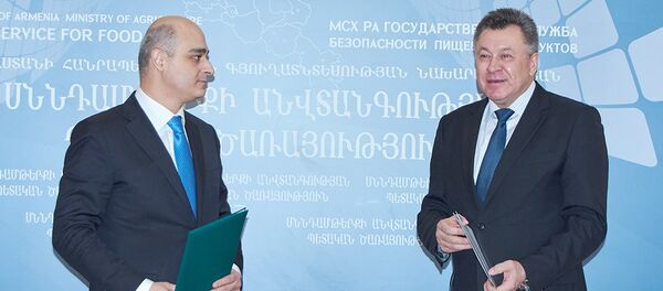 Глава Государственной службы безопасности пищевых продуктов Минсельхоза Армении Ишхан Карапетян и начальник Пограничного управления ФСБ РФ Анатолий Михеев - Sputnik Армения