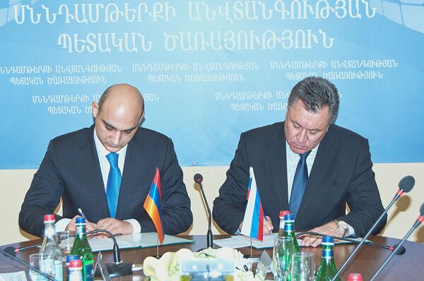 Глава Государственной службы безопасности пищевых продуктов Минсельхоза Армении Ишхан Карапетян и начальник Пограничного управления ФСБ РФ Анатолий Михеев - Sputnik Армения