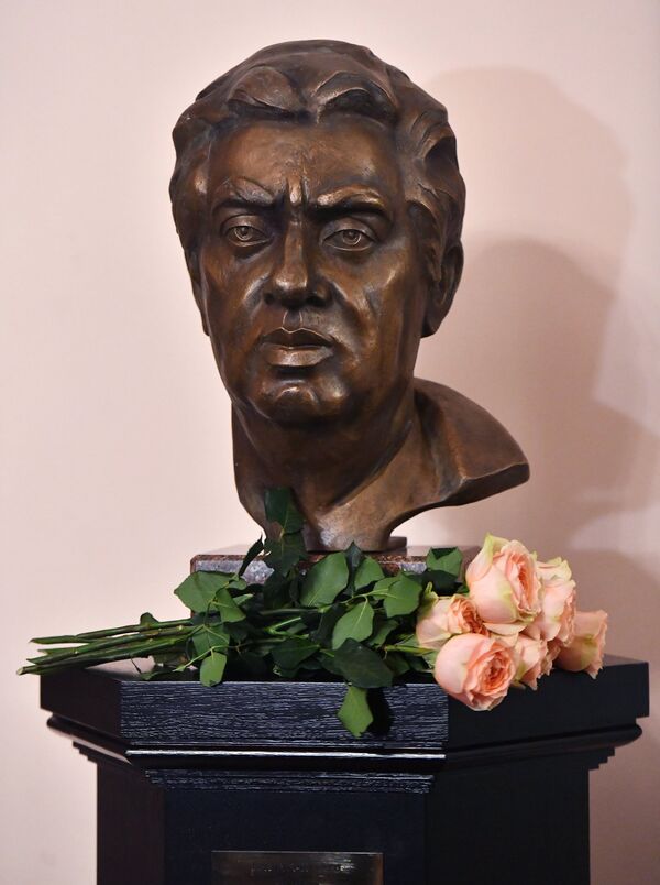 Церемония передачи в дар Консерватории бюста Арама Хачатуряна Церемония передачи в дар Консерватории бюста Арама Хачатуряна - Sputnik Армения