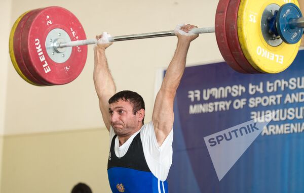 Первенство Армении по тяжелой атлетике. Ростам Карапетян - Sputnik Армения