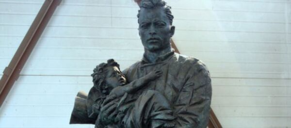 Монумент советским солдатам, участвовавшим в ликвидации последствий Спитакского землетрясения 7 декабря 1988 года. - Sputnik Армения