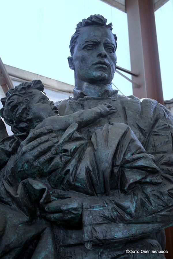 Монумент советским солдатам, участвовавшим в ликвидации последствий Спитакского землетрясения 7 декабря 1988 года. Монумент советским солдатам, участвовавшим в ликвидации последствий Спитакского землетрясения 7 декабря 1988 года. - Sputnik Армения