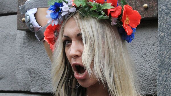 Акция женского движения FEMEN у здания СБУ в Киеве - Sputnik Армения