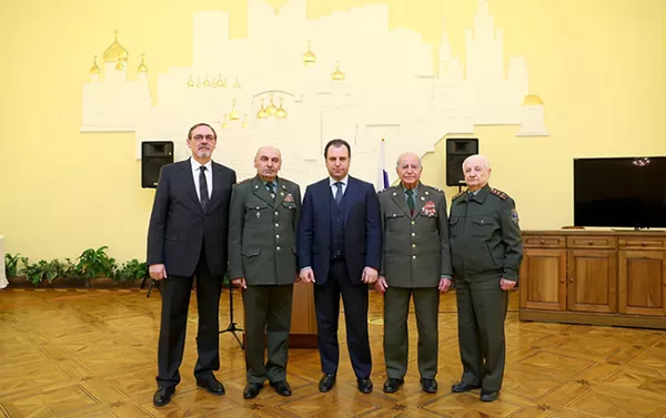 Вручение памятного альбома армянским ветеранам - участникам ВОВ - Sputnik Армения