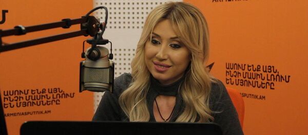 Певица Кристине Пепелян наставляет участницу проекта Ты супер! Сабину Манвелян - Sputnik Армения