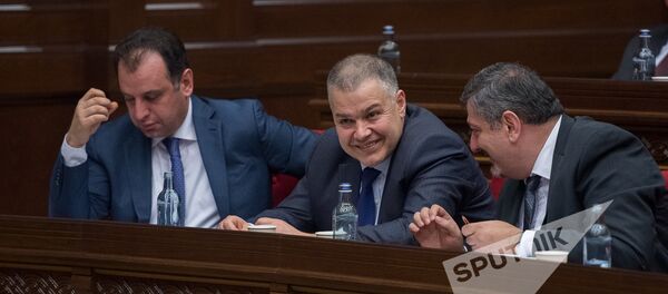 Виген Саргсян, Давид Арутюнян и Ваче Габриелян. Заседание Национального собрания РА, 08.02.2017 - Sputnik Армения