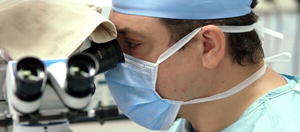 Врач-офтальмолог во время операции - Sputnik Армения