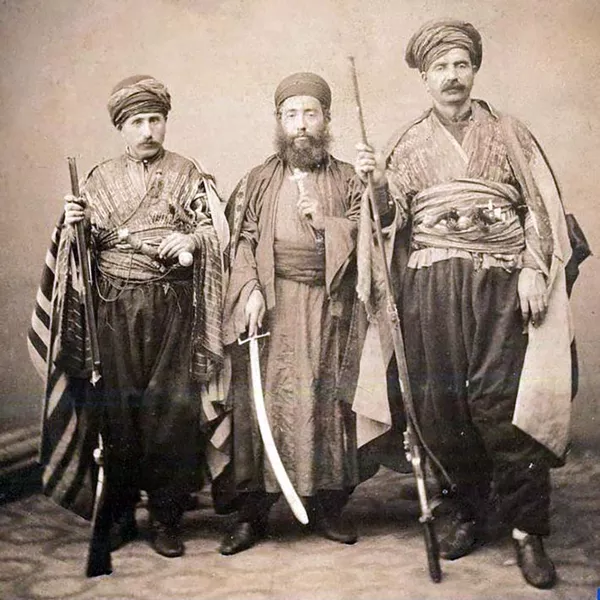 Предводители зейтунского восстания 1862 года князь Казар Шовроян, иерей Мовсес Хачукенц и князь Аствацатур Енитунян Предводители зейтунского восстания 1862 года князь Казар Шовроян, иерей Мовсес Хачукенц и князь Аствацатур Енитунян - Sputnik Армения