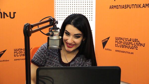 Певица Анна Хачатрян поддерживает участницу телешоу Ты супер! Ангелину Папикян - Sputnik Армения