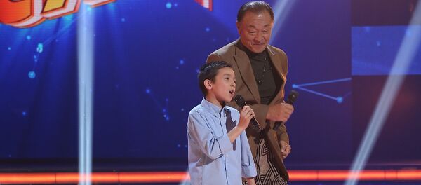 Евгений Папунаишвили пришёл на съёмки конкурса Ты супер!, чтобы помочь справиться с волнением участнице из Свердловской области Кристине Стародубовой - Sputnik Армения