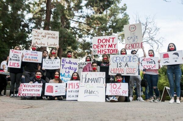 Армянские студенты Калифорнии провели акцию против отрицания Геноцида Армянские студенты Калифорнии провели акцию против отрицания Геноцида - Sputnik Армения
