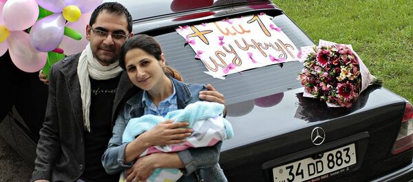 Сезар и Лусине с дочкой Мари - Sputnik Армения