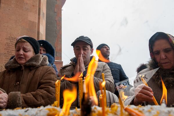 Ереванцы зажигают свечи в праздник святого Саркиса - Sputnik Армения