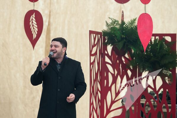 Երևանում նշել են Սուրբ Սարգիսի տոնը: Երգիչ Ռազմիկ Ամյանի ելույթը Սիրահարների այգում - Sputnik Արմենիա