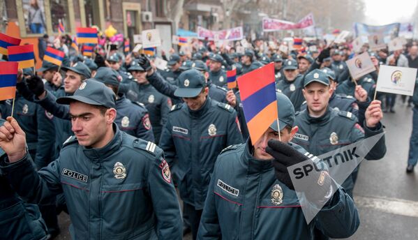 Полиция - в первых рядах участников крестного хода - Sputnik Армения