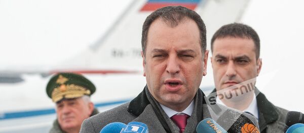 Виген Саркисян в аэропорту Эребуни при отправке гумпомощи в Сирию - Sputnik Արմենիա