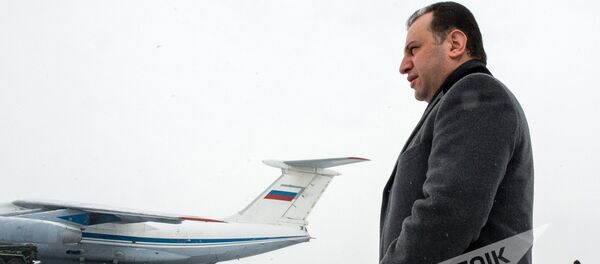 Виген Саркисян в аэропорту Эребуни при отправке гумпомощи в Сирию - Sputnik Армения