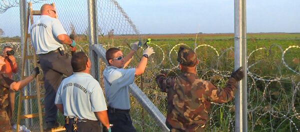 СПУТНИК_Колючая проволока и забор: Венгрия перекрыла лазейку в Европу для беженцев СПУТНИК_Колючая проволока и забор: Венгрия перекрыла лазейку в Европу для беженцев - Sputnik Армения