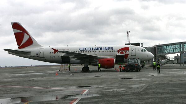 На стоянке у международного терминала аэропорта Толмачево - самолет Airbus-319 авиакомпании Чешские аэролинии ( CSA Czech Airlines) - Sputnik Армения