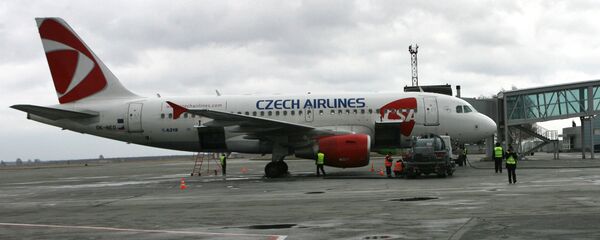 На стоянке у международного терминала аэропорта Толмачево - самолет Airbus-319 авиакомпании Чешские аэролинии ( CSA Czech Airlines) - Sputnik Армения