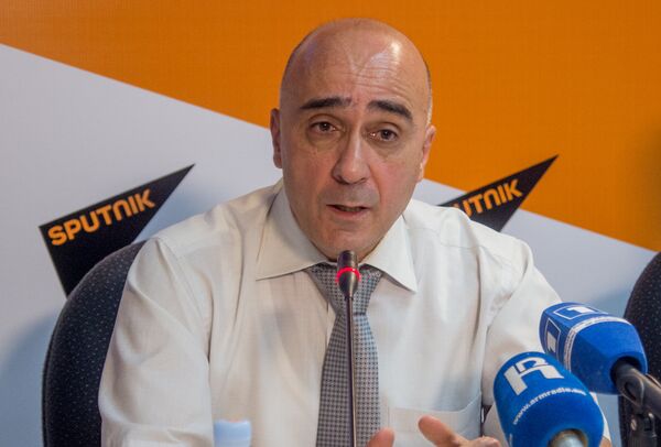 Ашот Тавадян, заведующий кафедрой математического моделирования в экономике Государственного экономического университета Армении, доктор экономических наук, профессор Ашот Тавадян, заведующий кафедрой математического моделирования в экономике Государственного экономического университета Армении, доктор экономических наук, профессор - Sputnik Армения