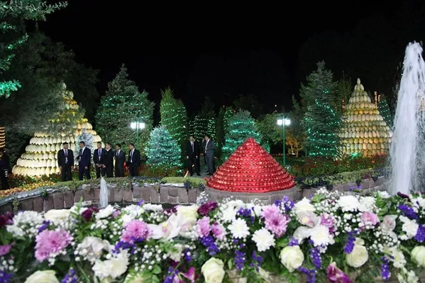 Вечерняя прогулка глав государств-членов ОДКБ в одном из парков Душанбе Вечерняя прогулка глав государств-членов ОДКБ в одном из парков Душанбе - Sputnik Армения