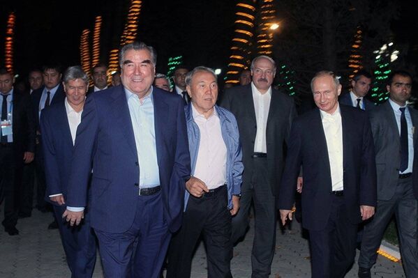 Вечерняя прогулка глав государств-членов ОДКБ в одном из парков Душанбе - Sputnik Армения