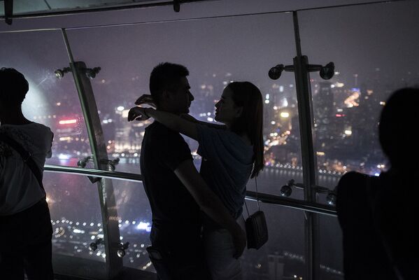 Пара обнимается на вершине башни Восточная жемчужина в Шанхайе - Sputnik Армения