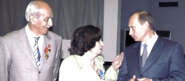 Геворк и Гоар Вартаняны с Владимиром Путиным  - Sputnik Армения