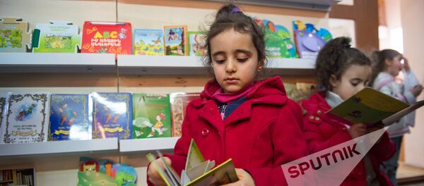 XIII Ереванская ярмарка-выставка детско-юношеской книги - Sputnik Армения