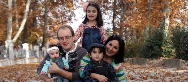 Лена и Пол Торн-Кезая с детьми - Sputnik Армения