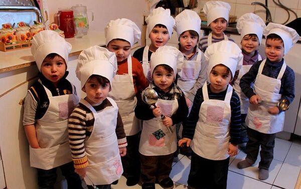 Որպեսզի երեխաներին ներկայացվի խոհարարի մասնագիտությունը, նրանք պատրաստում են թխվածքաբլիթներ - Sputnik Արմենիա