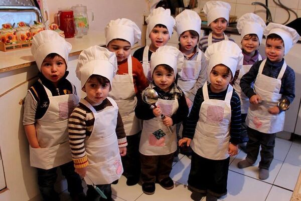 Воспитанники детского сада на дому в Карабахе, основанный Леной и Полом Воспитанники детского сада на дому в Карабахе, основанный Леной и Полом - Sputnik Армения